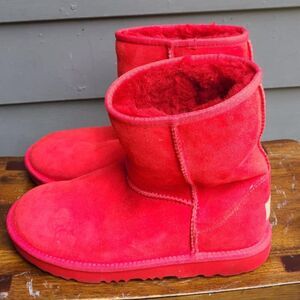 UGG Classic Short Suede Boot in Samba Red Shearling Lined size 6